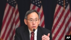 US Energy Secretary Steven Chu gestures while speaking to the media during a briefing at the US Embassy in Beijing, 17 Nov 2010