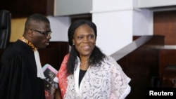 L'ancienne première dame de Côte d'Ivoire, Simone Gbagbo, en compagnie de son avocat Me Rodrigue Dadjé à Abidjan, le 31 mai 2016.