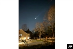 FILE - Foto yang disediakan oleh Brian Glenn ini menunjukkan beberapa pesawat nirawak terbang di atas Bernardsville, N.J., pada Kamis, 5 Desember 2024 (Brian Glenn/TMX via AP, File)