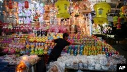 Seorang anak laki-laki Palestina memotret lampion-lampion tradisional Ramadan di di pasar utama kota Gaza. 