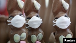 Kelinci Paskah Cokelat yang menggunakan masker sebagai ilustrasi.