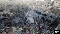 Personas comprueban los daños causados por un ataque israelí al campo de refugiados de Al-Maghazi en Deir Balah, en el centro de la Franja de Gaza, el 5 de noviembre de 2023.