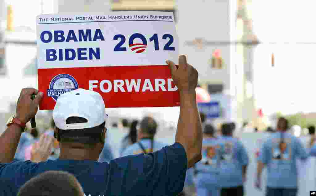Para demonstran berbaris di parade Hari Buruh di Charlotte, North Carolina (3/9).