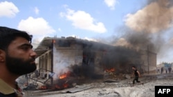 Syrian civilians react following an airstrike by Syrian regime forces in Maar Shoreen on the outskirts of Maaret al-Numan in northwest Syria, July 16, 2019.
