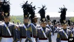 Taruna Isabella Minter (tengah) bersama para taruna senior dalam Hari Parade di Akademi Militer AS di West Point, New York, 22 Mei 2019.