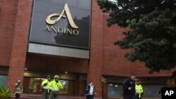 Petugas kepolisian dan personil keamanan berdiri di gerbang masuk menuju pusat perbelanjaan Centro Andino setelah terjadinya ledakan yang mengguncang gedung di Bogota, Colombia, 17 Juni 2017 (foto: AP Photo/Ricardo Mazalan)