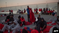 Des migrants rescapés en mer attendent d'être transférés au port d'Algésiras en Espagne, le 28 juillet 2018.