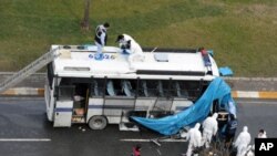 Một chiếc xe cảnh sát bị thiệt hại sau vụ nổ bom gần văn phòng của đảng cầm quyền Thổ Nhĩ Kỳ tại Istanbul, ngày 1/3/2012