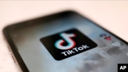Logo aplikasi TikTok terlihat di sebuah layar ponsel pintar, Senin, 28 September 2020, di Tokyo. (Foto: AP/Kiichiro Sato)