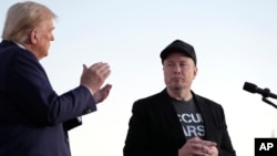 Ông Donald Trump, khi còn đang tranh cử, và đồng minh Elon Musk, người gốc Nam Phi, ở thời điểm tháng 10/2024 (AP Photo/Alex Brandon).