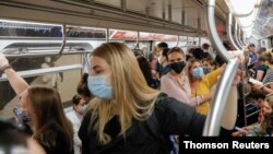 Pojašnjeno je da je od potvrđenih slučajeva delta soja građana prebačenih na bolničko lečenje, od 19. jula, njih 55,1% bilo nevakcinisano, dok je 34,9% primilo dve doze vakcine protiv koroanvirusa. (Foto: Thomson Reuters)