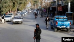 Seorang polisi Afghanistan berpatroli di sebuah pos pemeriksaan di provinsi Farah, Afghanistan, 4 Februari 2015. (Foto: dok).