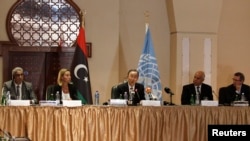 Sekjen PBB Ban Ki-moon (tengah) menyerukan perdamaian dalam pertemuan di Tripoli, Libya, Oktober 2014. 