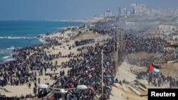 Dès l'ouverture du passage aux piétons, un flot ininterrompu de personnes chargées de bagages s'est mis en marche sur l'artère côtière vers le nord de Gaza.