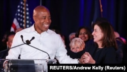 Erik Adams, izabrani gradonačelnik Njujorka, proslavlja izbornu pobedu (Foto: REUTERS/Andrew Kelly)