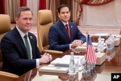 Chapdan AQSh Davlat kotibi Marko Rubio va Oq uyda Milliy xavfsizlik bo'yicha maslahatchi Mayk Volz, Jidda, 11-mart, 2025