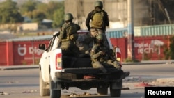 Tentara Haiti berpatroli di luar Bandara Internasional Toussaint Louverture menyusul baku tembak dengan geng bersenjata sementara pemerintah mengumumkan keadaan darurat di Port-au-Prince, Haiti, 4 Maret 2024. 