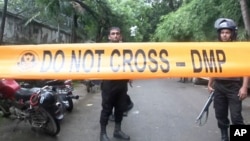 Lực lượng an ninh Bangladesh phong tỏa hiện trường sau khi xảy ra vụ bắt c&#243;c con tin tại một nh&#224; h&#224;ng nơi người nước ngo&#224;i hay lui tới h&#244;m 2/7. 