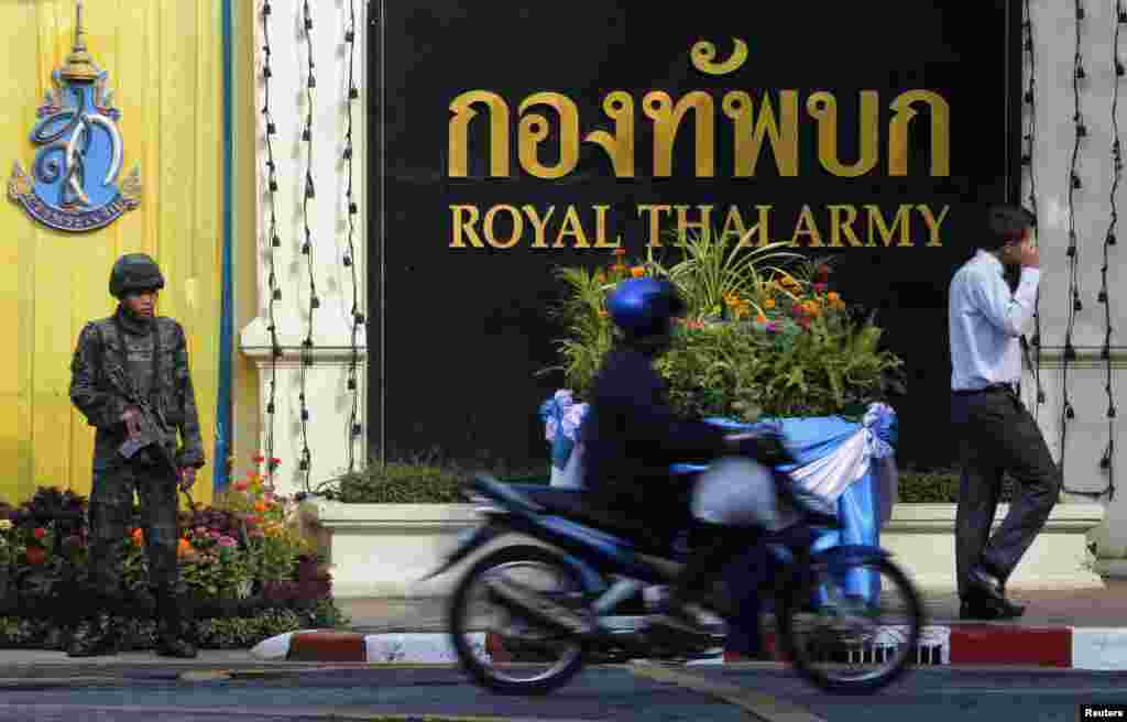 A soldier stands guard during the royal endorsement ceremony of Thailand&#39;s newly appointed Prime Minister Prayuth Chan-ocha, at the Royal Army headquarters in Bangkok, Aug. 25, 2014.