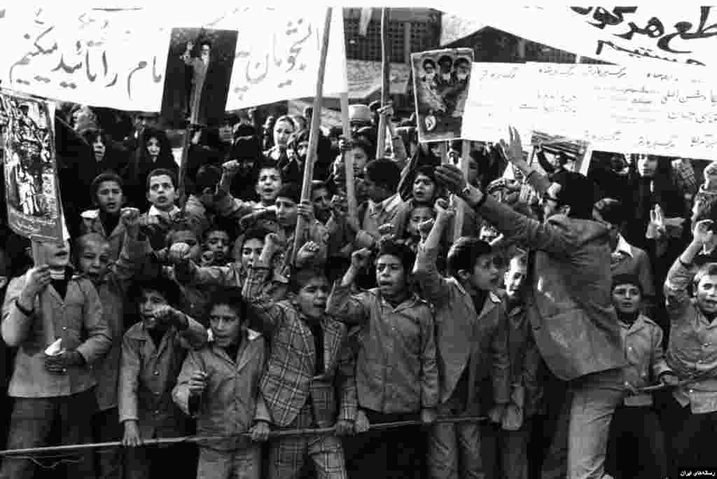 اقدامی که دانشجویان مدعی بودند برای دو سه روز برنامه ریزی شده بود ۴۴۴ روز طول کشید و تا مدتها در محوطه و اطراف سفارت بساط تجمع و اعتراض برپا بود. دانش آموزان را هم از مدارس به آنجا می بردند تا شعارهای از پیش تعیین شده را فریاد بزنند.