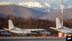 Un avion Antonov An-26 portant le même numéro d'immatriculation #RA-26085 que l'avion disparu, stationné à l'aéroport d'Elizovo, à l'extérieur de Petropavlovsk-Kamchatsky, en Russie, mardi 17 novembre 2020.