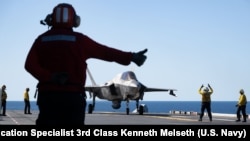 7月14日，在澳大利亚珊瑚海举行的“护身军刀 25”演习中，一架美国海军陆战队的 F-35B“闪电 II”战斗机准备从前沿部署的两栖攻击舰“美国”号的飞行甲板上起飞。 