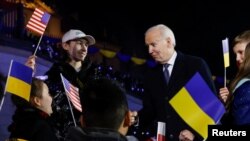 Predsednik Bajden razgovara sa decom u Varšavi, nakon govora uoči godišnjice ruske invazije na Ukrajinu, 21. februara 2023.