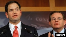 El senador Marco Rubio (izquierda), republicano por Florida, y Bob Menéndez, demócrata por Nueva Jersey, hablaron en una audiencia de la Comisión de Relaciones Exteriores del Senado en favor de mejorar las relaciones con México.