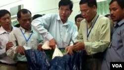 លោកហ៊ឺ រ៉ុង (កណ្តាល)​​​ ប្រធាន​នាយក​ដ្ឋាន​​ប្រតិបត្តិ​គ.ជ.ប.​​និង​​​សហការី​​បើក​​កញ្ចប់​​សុវត្ថិភាព​«ក» ​បង្ហាញ​អ្នកយក​​ព័ត៌មាន​​និង​​តំណាង​គណបក្ស​​នយោបាយ។​