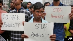 Activists protest Amnesty International in Dhaka, Bangladesh, Oct. 30, 2015.