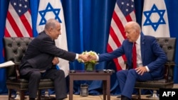 Presiden AS Joe Biden (kanan) menjabat tangan Perdana Menteri Israel Benjamin Netanyahu ketika mereka bertemu di sela Sidang Majelis Umum PBB ke-78 di New York, pada 20 September 2023. (Foto: AFP/Jim Watson)
