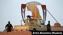 Des soldats du Front Polisario se tiennent à l'entrée de la base du cinquième secteur à Bir Lahlou, au Sahara occidental, le 9 septembre 2016.