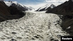 Air mengalir di atas gletser Laohugou No. 12 di pegunungan Qilian, Daerah Otonomi Subei Mongol di provinsi Gansu, China, 27 September 2020. Gambar diambil dengan drone. (REUTERS/Carlos Garcia Rawlins)