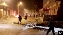 Des policiers patrouillent dans les rues de Kasserine, le 25 décembre 2018, après des affrontements entre eux et des manifestants, suite à la mort du journaliste Abderrak Zorgui, qui s'est immolé par le feu pour protester contre les problèmes économiques(Pho AP/Mohamed Ben Salah)