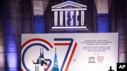 Presiden Perancis Emmanuel Macron ketika menyampaikan pidatonya dalam KTT Menteri Pendidikan dan Pembangunan G7 di Perancis, 5 Juli, 2019 (Foto: AP)