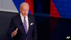 Presiden AS Joe Biden tampil di acara yang digelar CNN di Baltimore Center Stage Pearlstone Theater, Kamis, 21 Oktober 2021, di Baltimore.