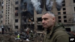 কিয়েভের মেয়র ভিটালি ক্লিটসকোকে ২০২৪ সালের ২ জানুয়ারি একটি বিধ্বস্ত আবাসিক ভবনের কাছে দেখা যায়। ফাইল ছবি।