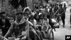 រូបឯកសារ៖ ប្រជាពលរដ្ឋខ្មែរនាំគ្នាធ្វើដំណើរតាមម៉ូតូនិងកង់ ចាកចេញពីទីក្រុងភ្នំពេញ នៅពេលដែលខ្មែរក្រហមកំពុងវាយលុកចូលក្រុងភ្នំពេញ កាលពីថ្ងៃទី២៨ ខែមករា ឆ្នាំ១៩៧៤។