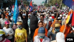 Some of the tens of thousands of Cambodians who marched along Phnom Penh's Monivong Boulevard calling for Hun Sen to resign. (R. Carmichael/VOA) 