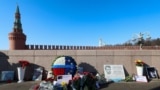 Импровизированный мемориал на Большом Москворецком мосте - на месте, где 27 февраля 2015 г. был убит Борис Немцов. Архивное фото. 27 февраля 2025 г.
