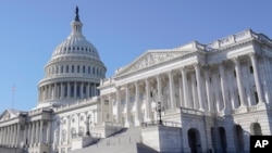 Відкритість адміністрації до переговорів щодо обмежувальних імміграційних змін з республіканцями викликала гостру критику з боку захисників прав іммігрантів.