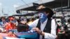 El piloto de NASCAR, Bubba Wallace, es consolado por el dueño de su equipo, Richard Petty, luego que sus compañeros de parrilla, en un acto de solidaridad, empujaran su auto hasta dejarlo al frente a la salida. Wallace se conmovió hasta las lágrimas.