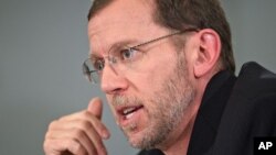 Congressional Budget Office Director Doug Elmendorf testifies before the House Budget Committee hearing on the nation's economic outlook, on Capitol Hill in Washington, Feb. 1, 2012.