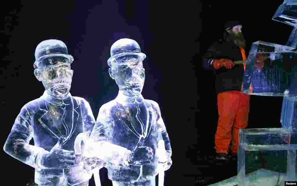 Pematung Finlandia, Juuso Partanen mengukir patung es berdasarkan tokoh-tokoh komik, pada Festival Es di kota Brussels, Belgia.