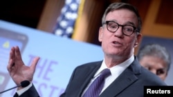 资料照片：2023年3月7日，美国参议员马克·华纳和其他美国参议员在美国国会山举行的新闻发布会上公布了一项立法，允许拜登政府禁止外国科技产品，例如中国拥有的视频应用程序TikTok。(路透社照片)