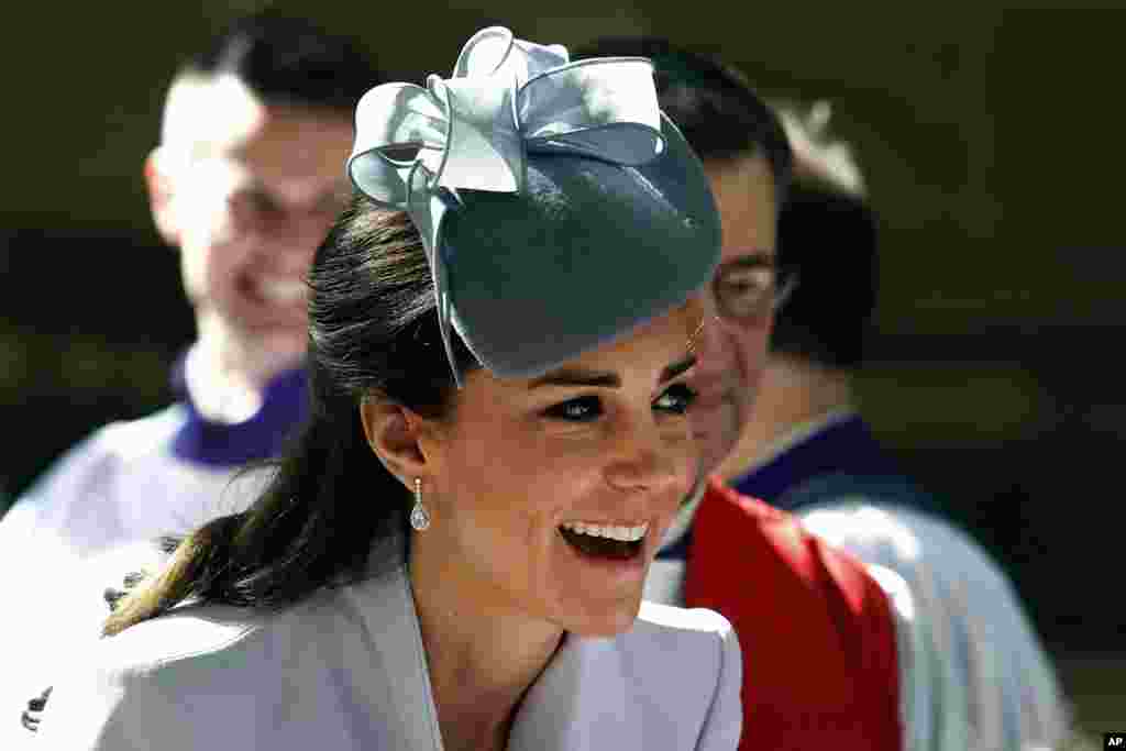 Britain's Kate, the Duchess of Cambridge, meets members of the cathedral choir following an Easter Sunday service at St. Andrews Cathedral in Sydney, April 20, 2014.&nbsp;