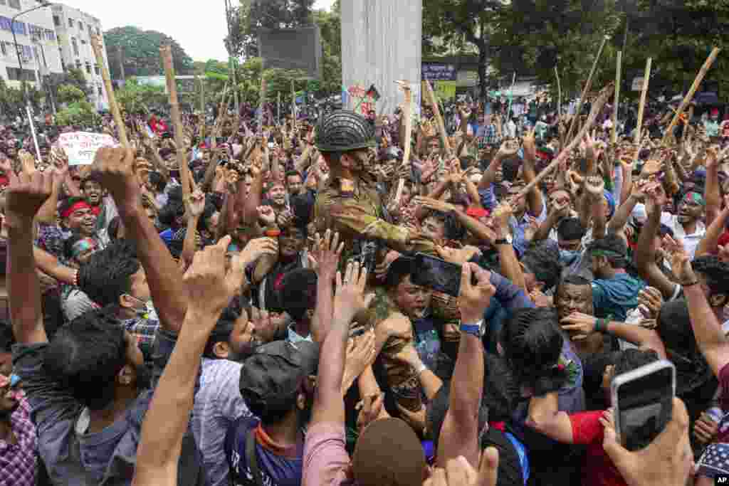 Protesters carry a member of the army on their shoulders as they celebrate Prime Minister Sheikh Hasina&#39;s resignation, in Dhaka, Aug. 5, 2024.&nbsp;