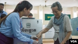 ប្រជាជន​កម្ពុជា​​ ចូលរួម​បោះឆ្នោត​ជ្រើសរើស​ក្រុម​ប្រឹក្សា​ឃុំ-សង្កាត់​អណត្តិទី​៤, នៅខេត្ត​កណ្តាល​នៅថ្ងៃទី​០៤​ ខែ​មិថុនា​ ឆ្នាំ២០១៧។ (ខាន់​ សុគុំមនោ​/ VOA)