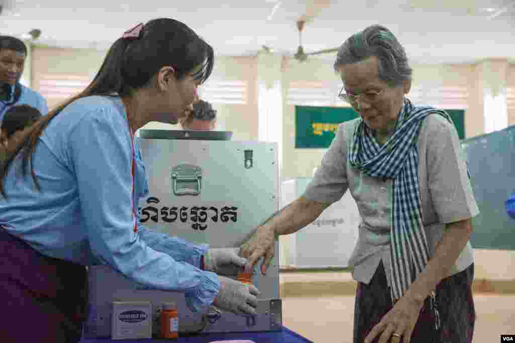 ប្រជាជន​កម្ពុជា​​ ចូលរួម​បោះឆ្នោត​ជ្រើសរើស​ក្រុម​ប្រឹក្សា​ឃុំសង្កាត់​អាណត្តិទី​៤នៅខេត្ត​កណ្តាល​នៅថ្ងៃទី​០៤​ ខែ​មិថុនា​ ឆ្នាំ២០១៧។ (ខាន់​ សុគុំមនោ​/ VOA)