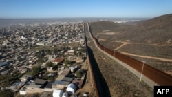 Vue aérienne d'un camp de la Garde nationale mexicaine récemment monté près de la frontière entre le Mexique et les États-Unis dans le cadre de l'opération Frontera Norte, dans l'est de Tijuana, dans l'État de Basse-Californie, au Mexique, le 26 février 2025.